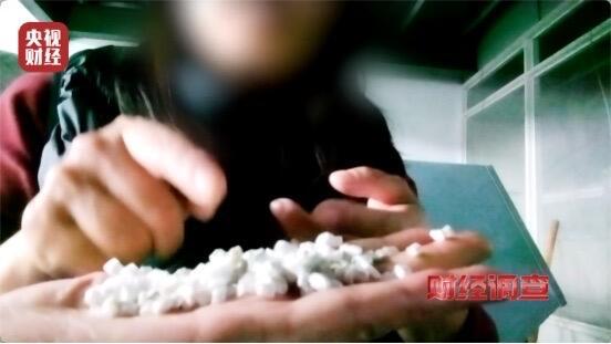 央视曝光小作坊翻新牙刷央视曝光：化工废料翻新成低价牙刷央视曝光扬州多地小作坊违规