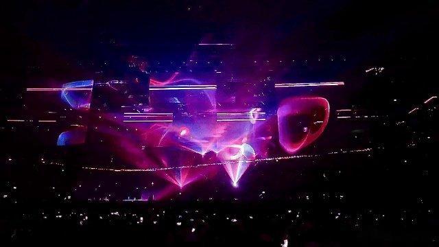 王源演唱会舞美夯爆了从红到白再到五彩斑斓，王源舞台的光影和结构都在变，这视觉盛宴