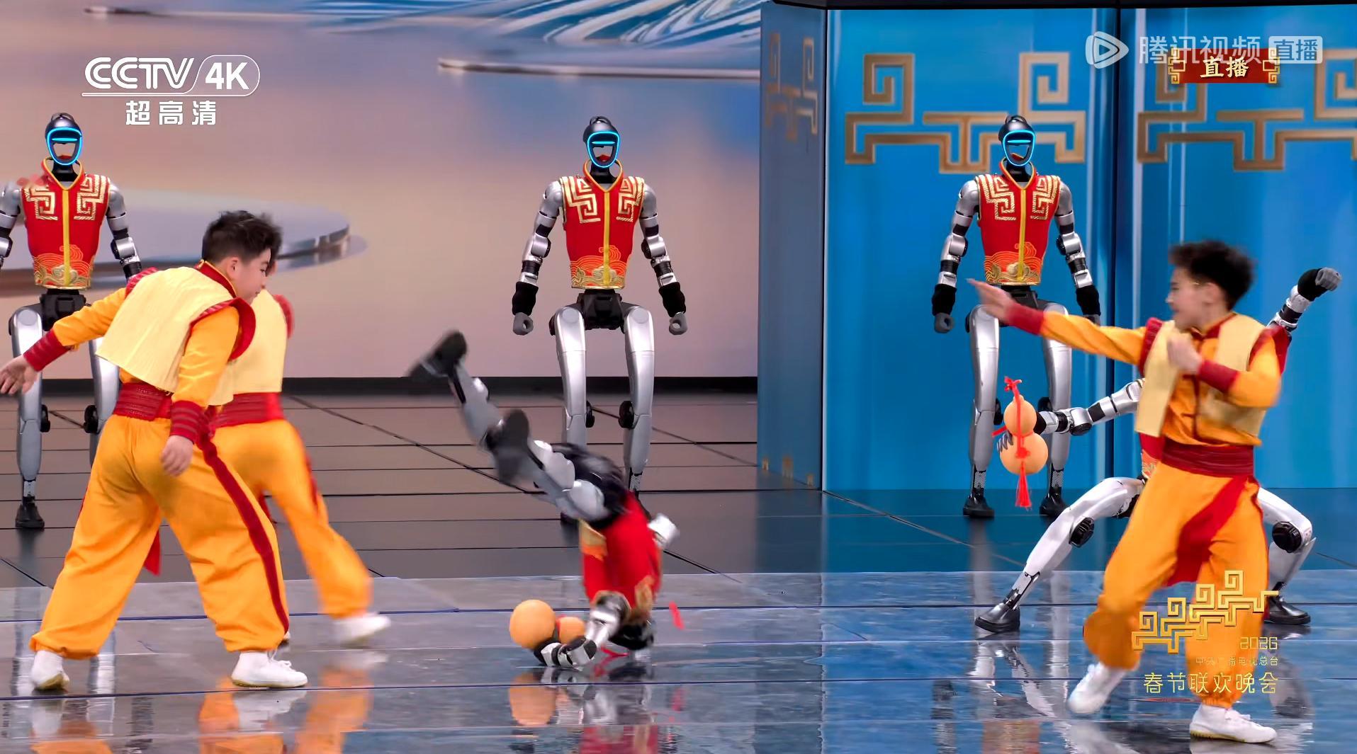 这组机器人吊打前面那小品的倒走，侧翻，乌龙绞柱春晚