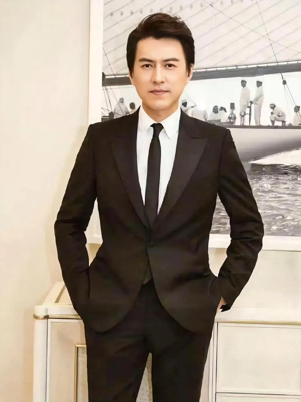 靳东的哪部作品最好看?:靳东的作品都好看。我的前半生，贺函作品最好看。