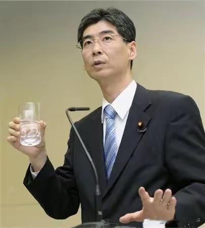 2011年喝下“核废水”以证安全的园田康博最新消息：健在、已隐退过普通人的生活。