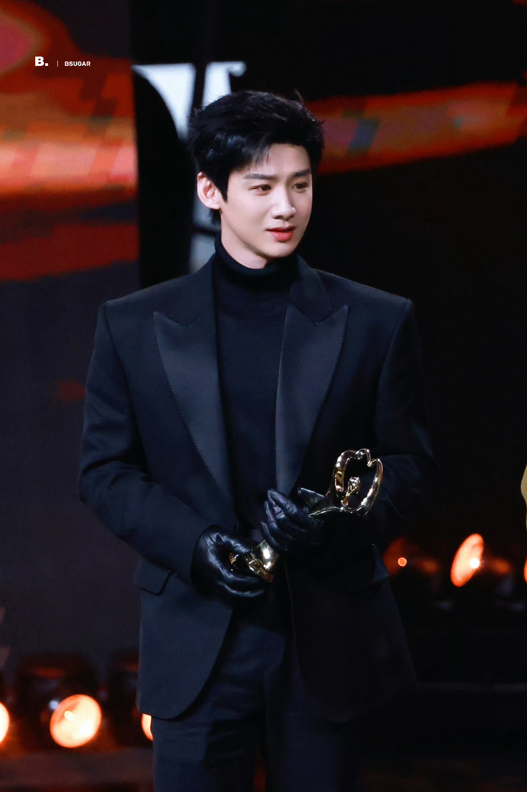 白敬亭微博之夜内场路透笑起来好可爱白敬亭王嘉尔把陈伟霆当桌子了