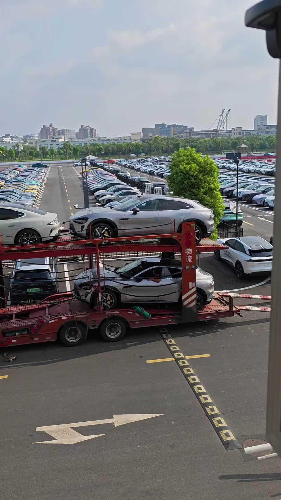 小米汽车上海交付中心这么多车， 停满了五颜六色的小米，自己的工厂就是任性。 ​​