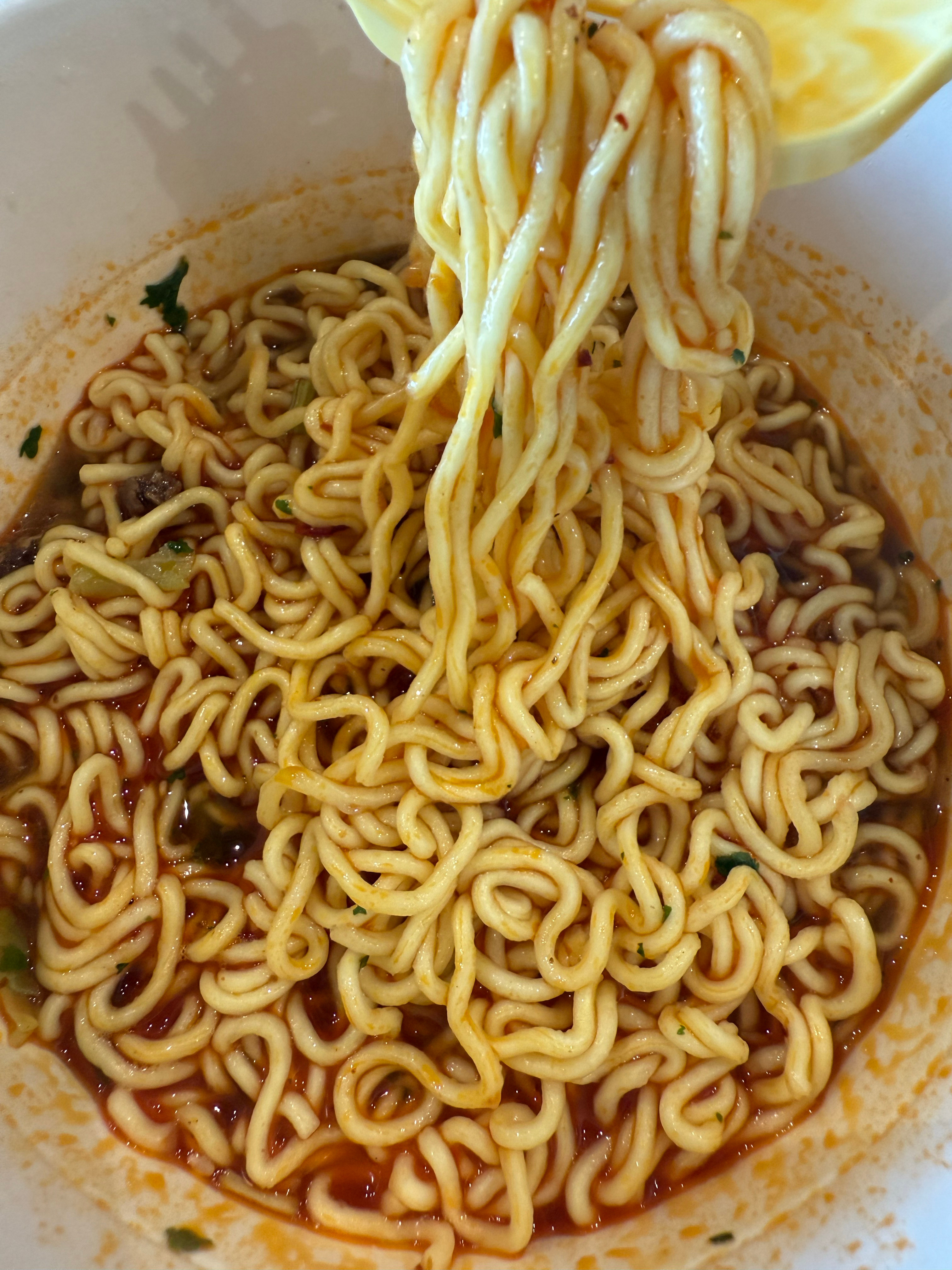 今天的午餐～亲自烹饪的一道“香辣牛肉面”🍜我看看家人们午餐都吃点啥？今天小卷长