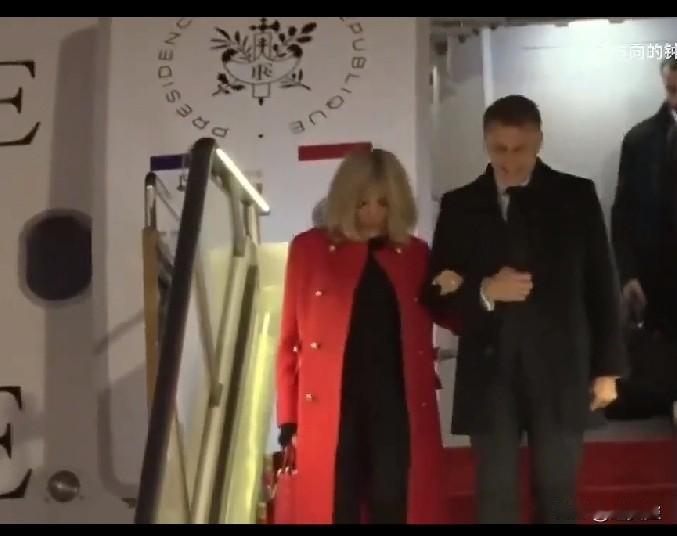 法国总统马克龙携夫人于三号也就是今天傍晚抵达北京。从法国媒体发布的新闻看，两口子