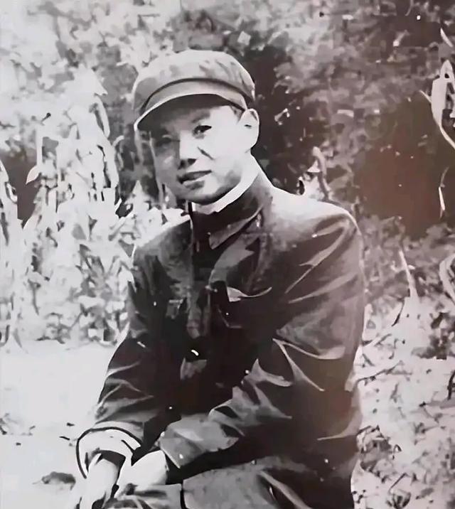 1937年，祁连山寒风刺骨，肖永银和徐向前等四人躲在树林里，敌人的骑兵路过时不停