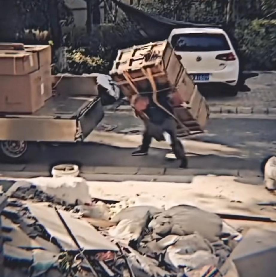 年少不知懂养家多辛苦
长大却知其中之艰辛
父母年轻时可能比我们更想出头