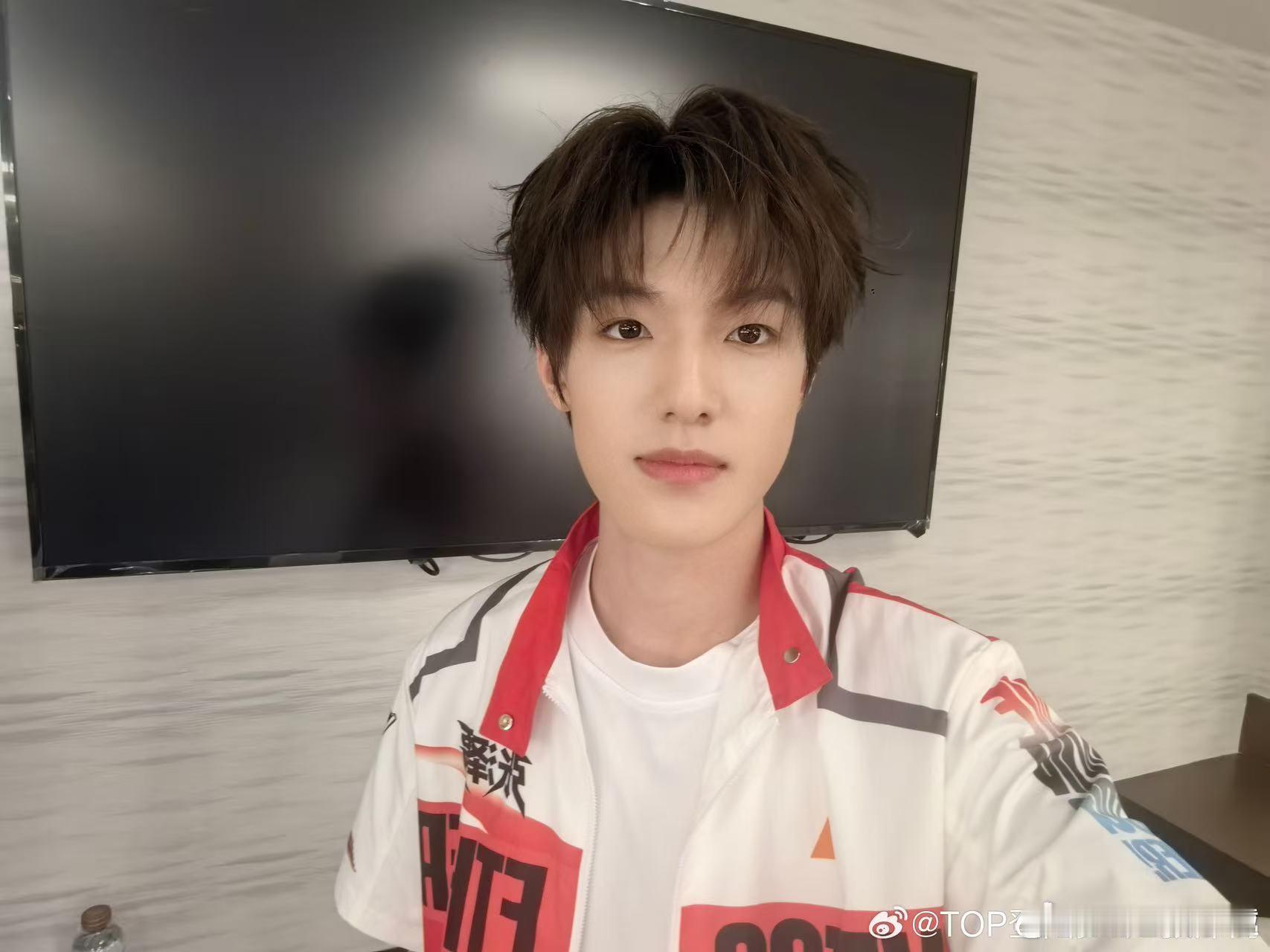 张泽禹脚受伤 张泽禹真的是太帅了！即使脚受伤，他的舞台表现依然震撼，全身散发着自
