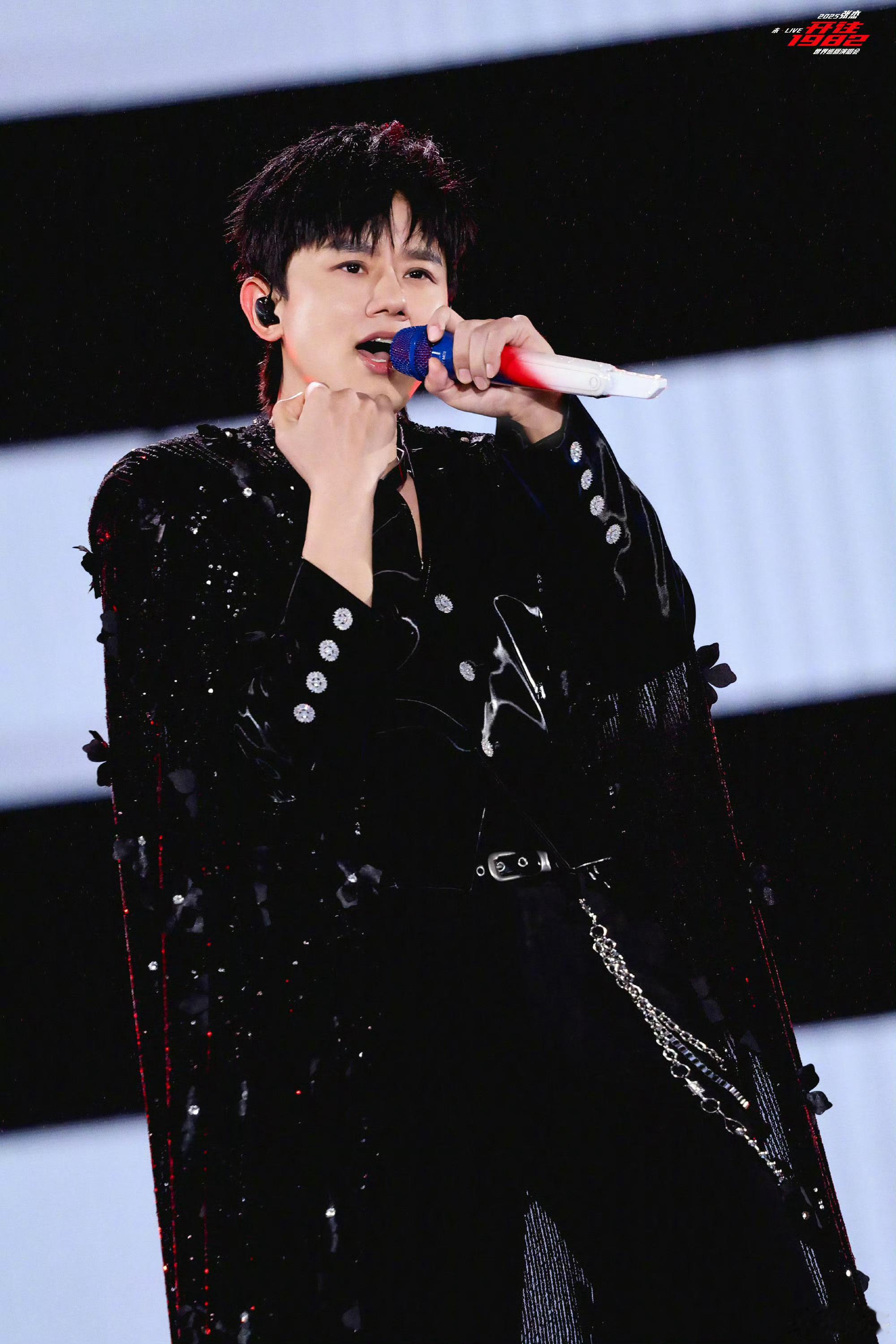 张杰工作室评论区 张杰2026澳门跨年演唱会，三场15万张门票5分钟内秒空，内娱