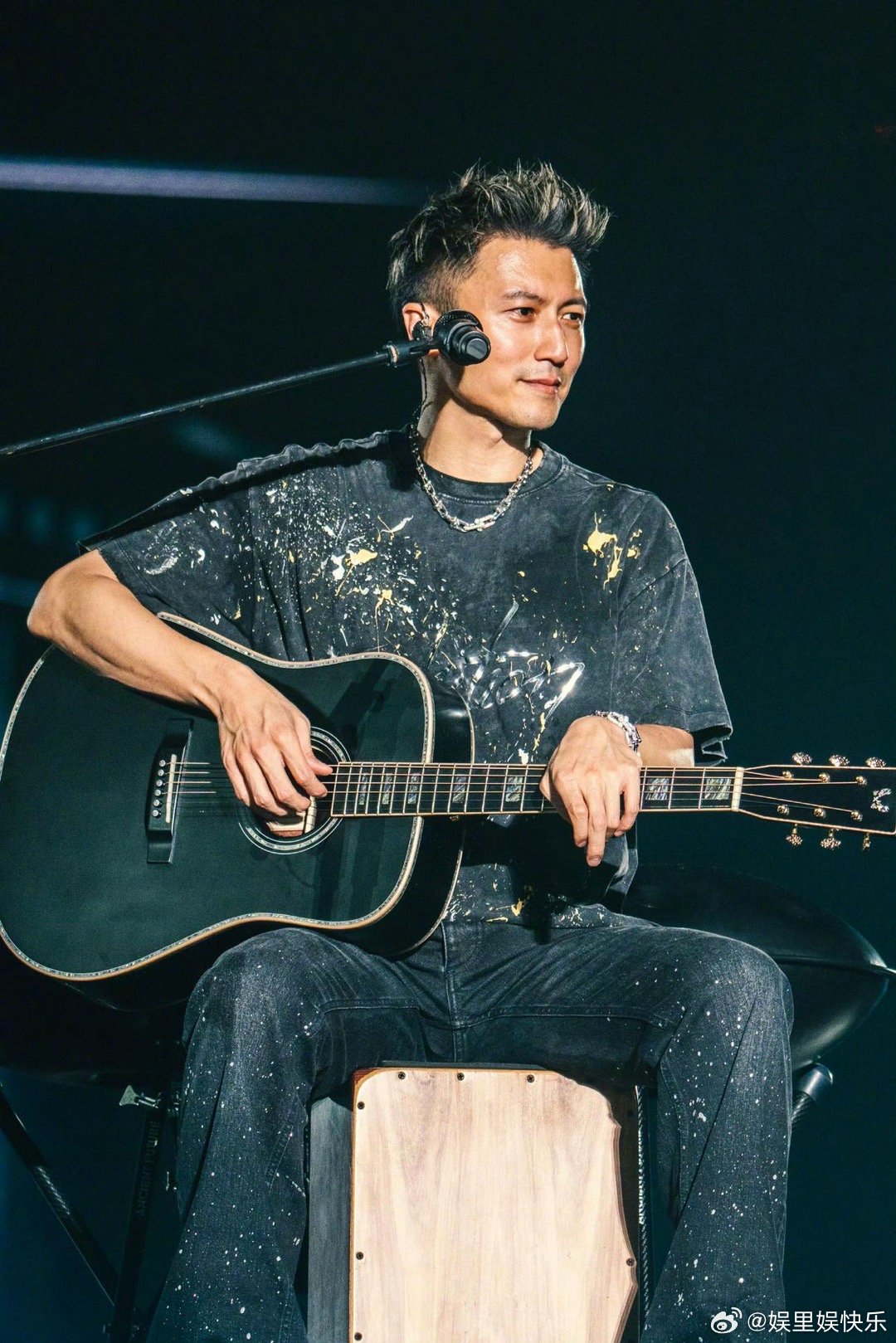 鸟巢迎来了他的吉他主理人 吉他主理人驾到，鸟巢请准备好！谢霆锋的琴音里有火焰有温