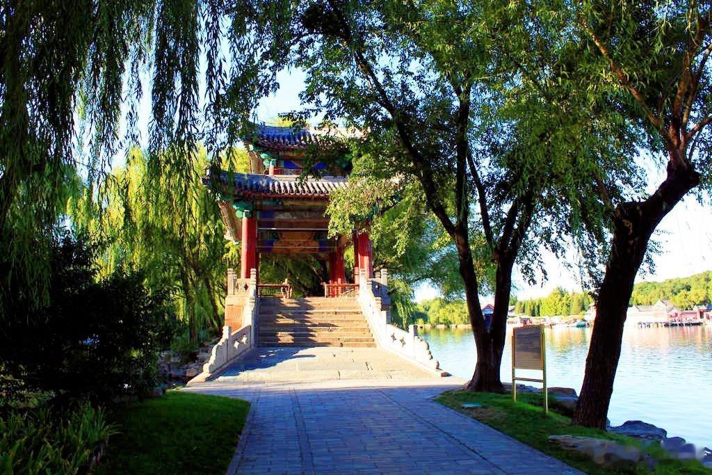【深秋时节】🍂🍁颐和园西堤一共有6座桥，自南向北依次为柳桥、练桥、镜桥、玉带