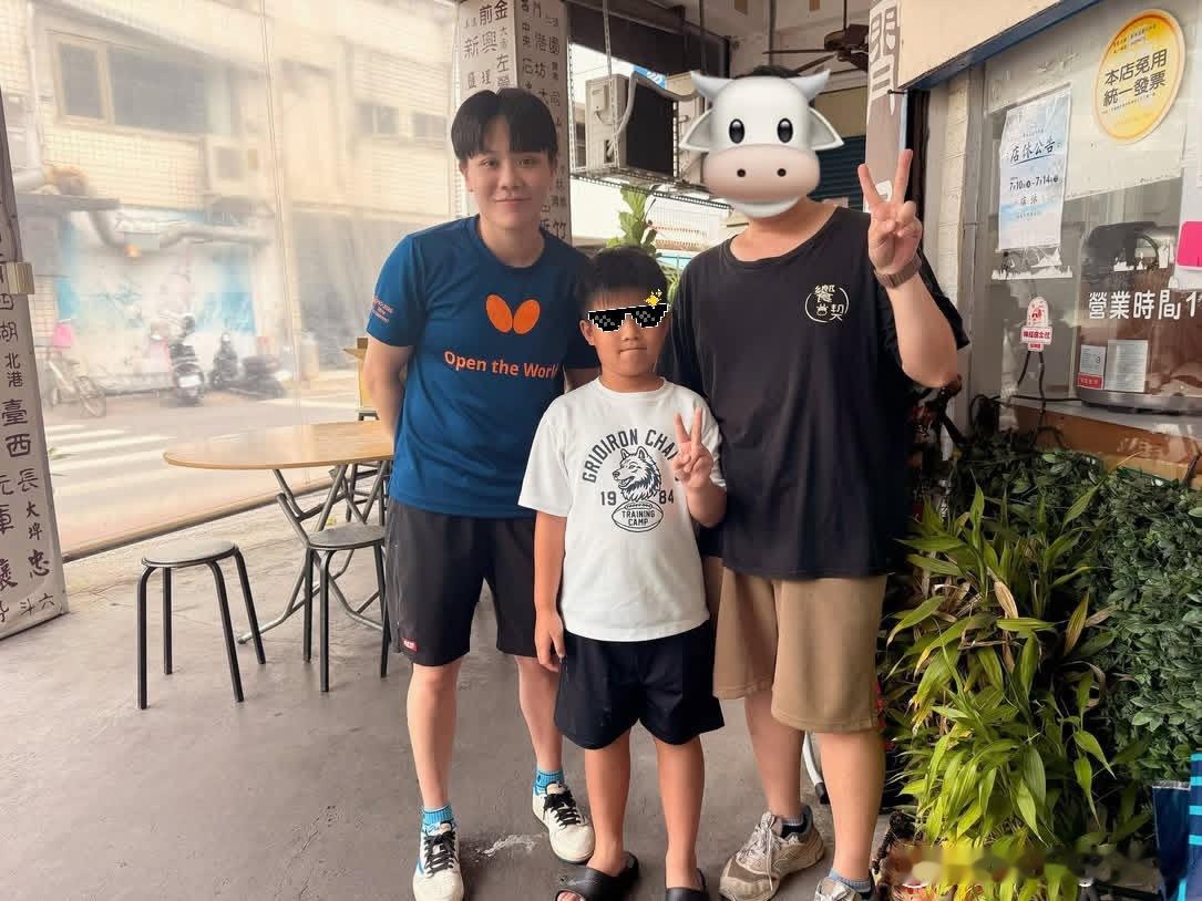 郑怡静在宜兰的温体牛肉汤店就餐，跟店主说是林昀儒介绍来的😆 