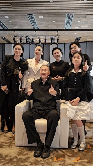 国家一级演员侯天来老师在活动现场和女粉丝们在一起合影留念。
侯天来老师参演了很多