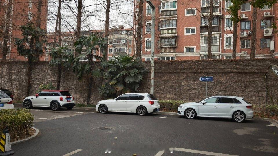 停车场再次出现随机车聚，这次是热烈掀背局192马力1273公斤320马力1525