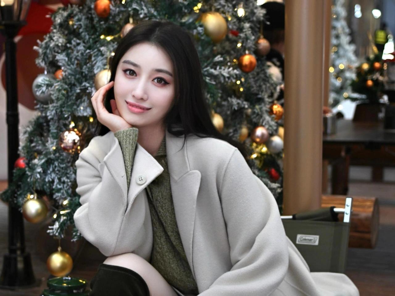 生活从不是被标尺量出来的满分卷，
也不是追着终点线狂奔的竞赛——
它更像一场慢下