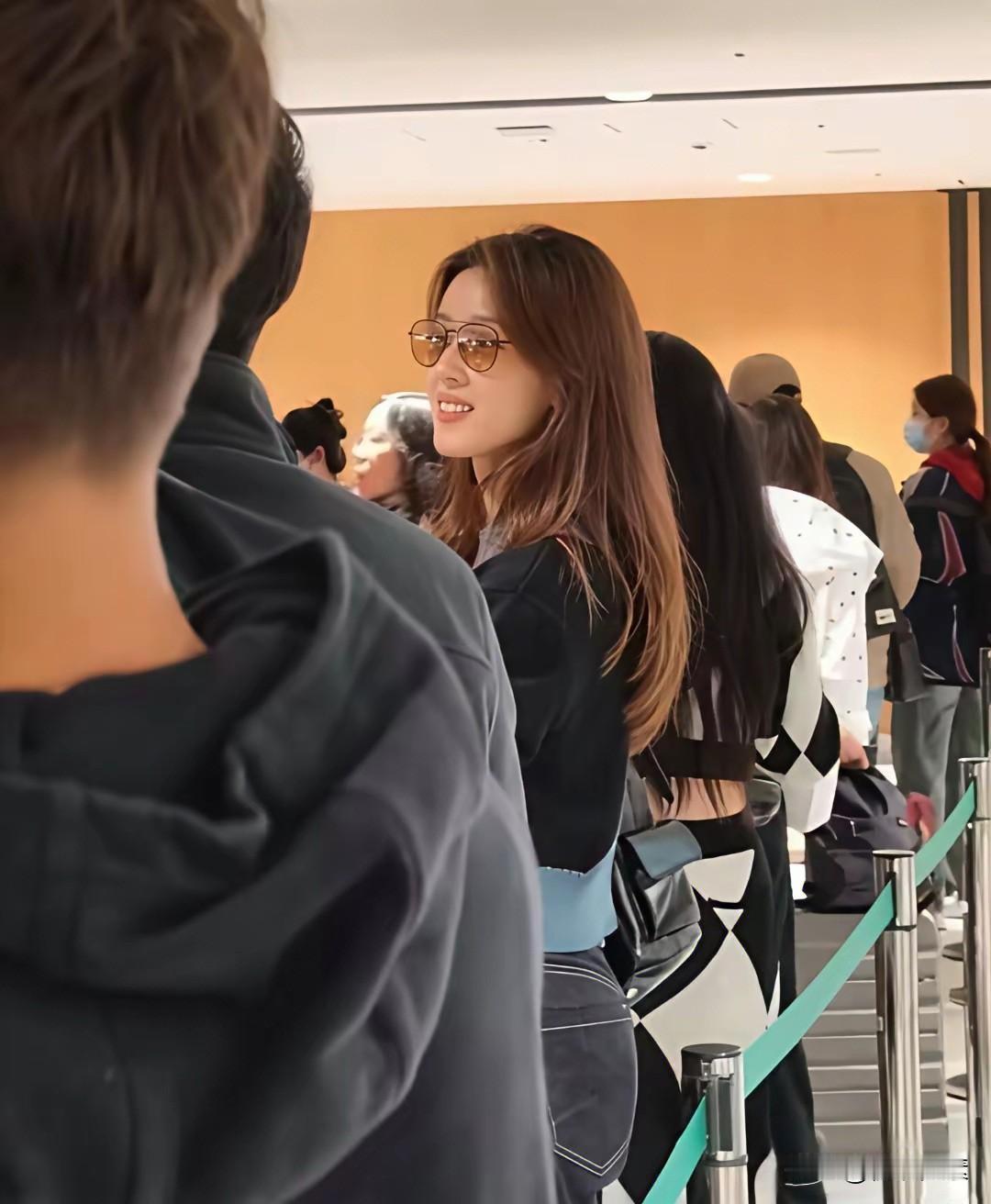 一头金发，才32岁的章泽天好漂亮。
感觉刘强东东哥快要Hold不住了，
端着奶茶