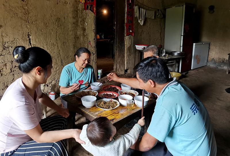 婆婆再次偏心了怎么办? 婆婆再次偏心，真的会让人一肚子火。我有个朋友，她婆婆就总