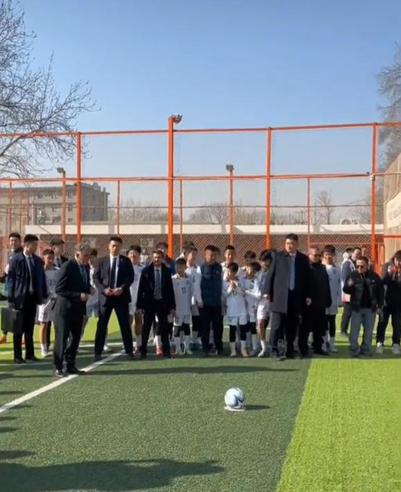 1月4日乌拉圭总统穿着西服与皮鞋踢足球，结果让人欢呼；奥尔西总统真的是太强了，没