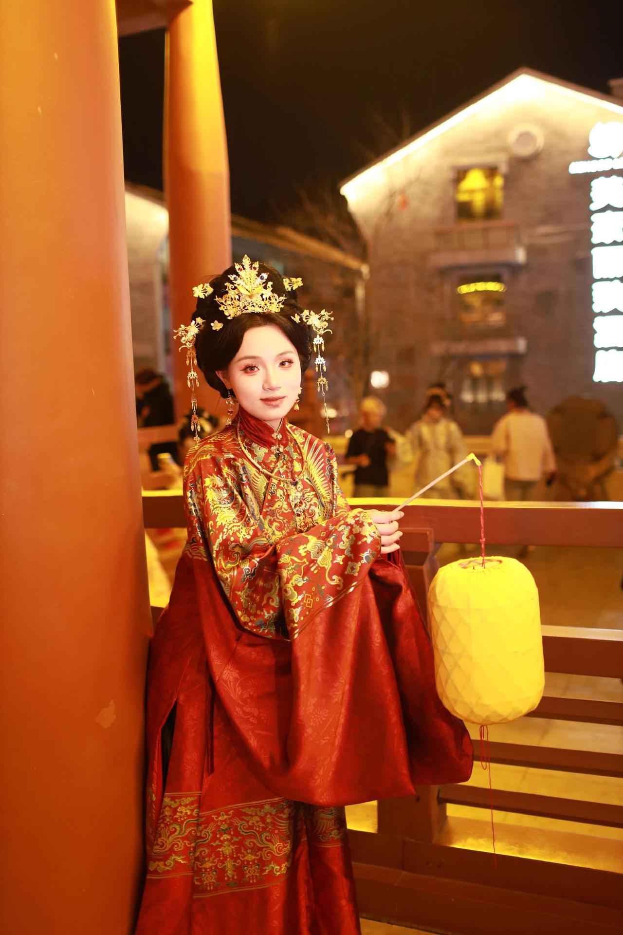 古镇，龙城阁随拍几张。总要穿次少数民族服饰吧 民族服饰有多美 晒出你的民族服饰穿