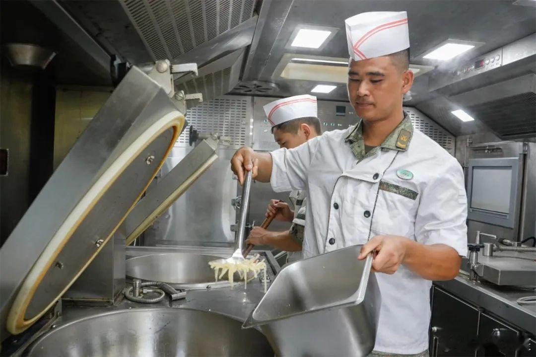 前线熄灯号[超话]军营晚点名人民前线 “炊事员的功勋章，就镌刻在战友们满足的笑脸