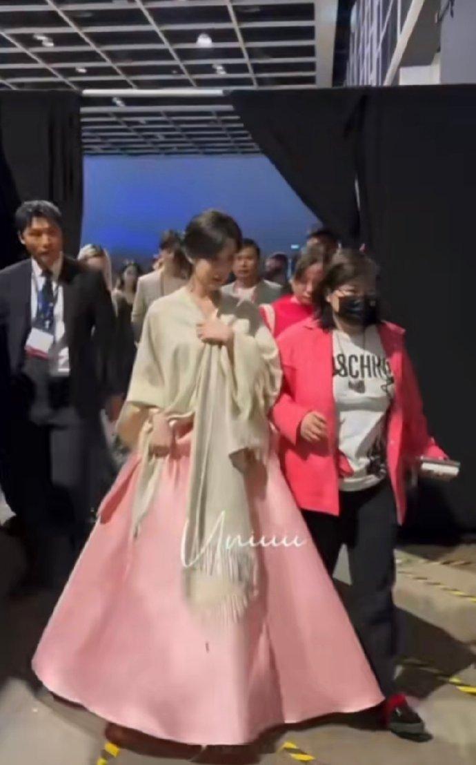 孟子义李昀锐又一起下班昀牵孟绕一起下班这下班同框次数，是不是在偷偷给我们发糖呀，