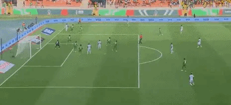 这种乌龙球，是不是要打门将五十大板？[捂脸][捂脸][捂脸]真搞不明白非洲人咋想