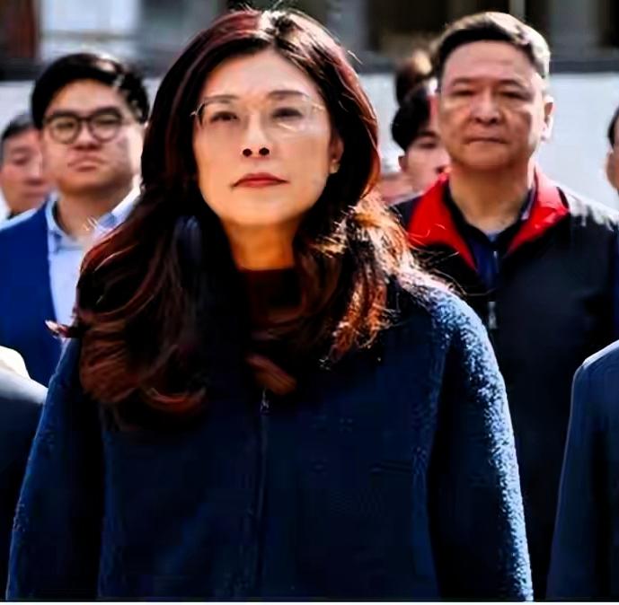 16壮士力挺郑丽文，国民党军购案内斗彻底白热化
 
近期台湾政坛最受关注的焦点，