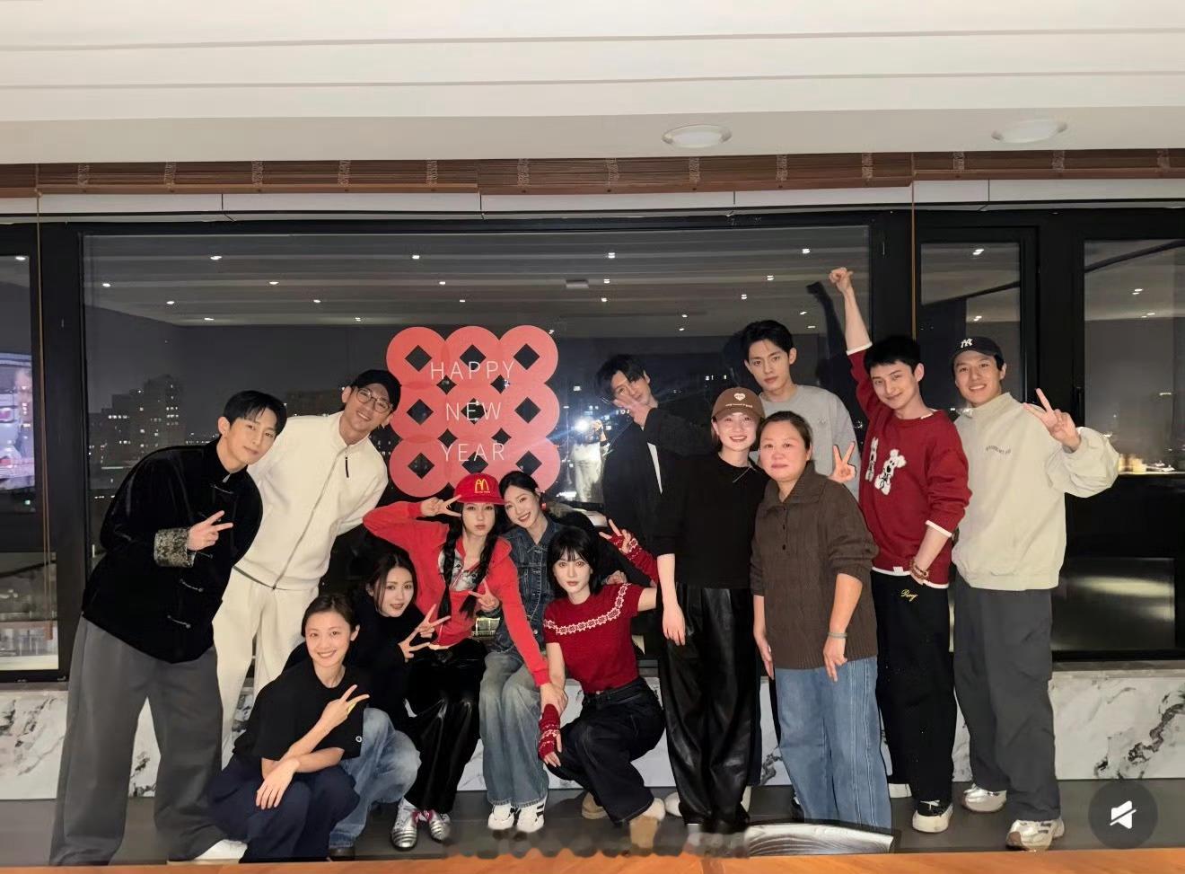 云初令卡点新年零点零分，发了新春物料浪漫的很！今天大家还一起过年了燥候舒心的云初