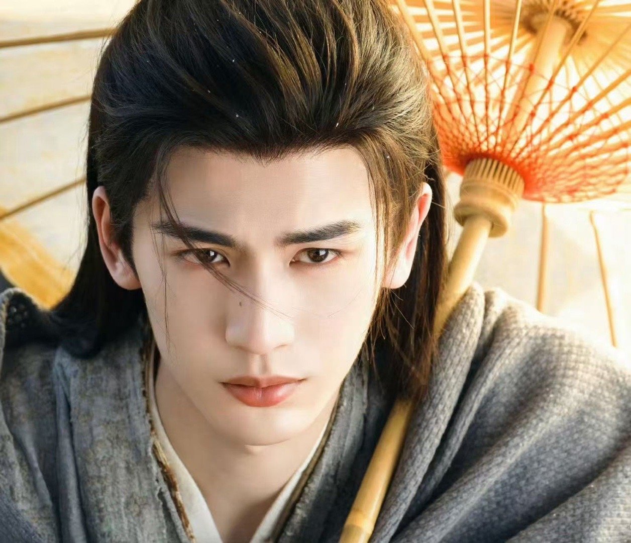 田曦薇趴在张凌赫身上亲 这一趴真的太苏了！张凌赫被靠近时的反应又温柔又有张力，氛