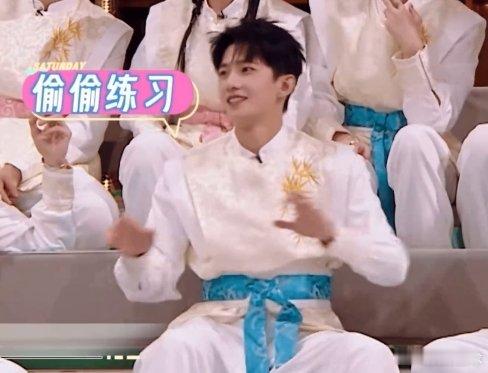 杨洋[超话]杨洋抓袋子变扭秧歌杨洋抓袋子扭秧歌的时候，明明是搞笑的画面，但我又觉