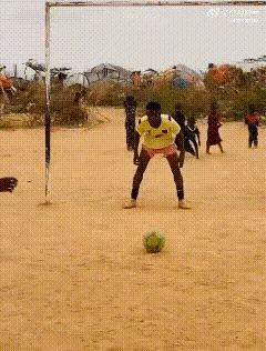 射个门，
心眼比球门还多。