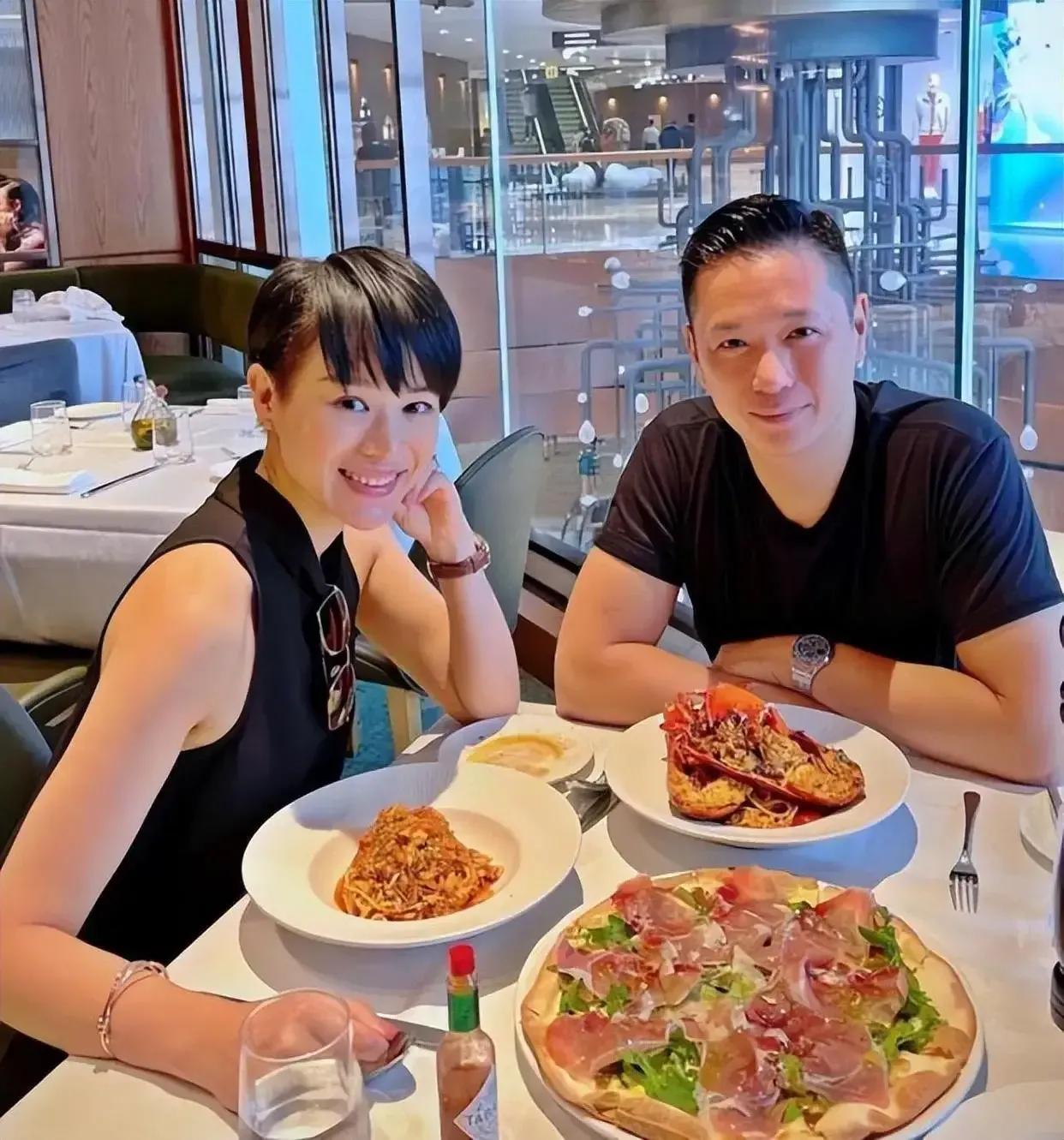 胡杏儿现在这个老公也很帅的！虽然他不是娱乐圈的，但也不输前任那个大帅哥黄宗泽！重