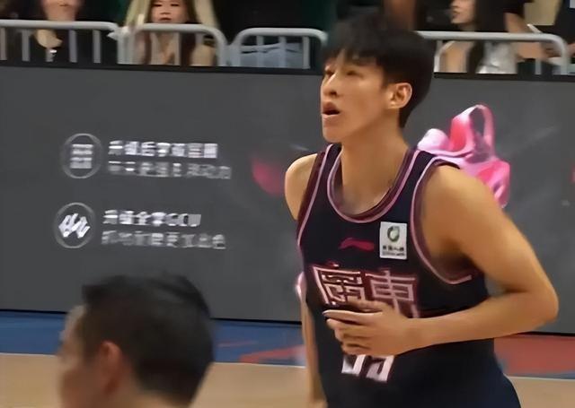 今晚7点35分，CBA焦点战广东宏远对阵福建男篮！广东队主动轮换，胡明轩、张皓嘉