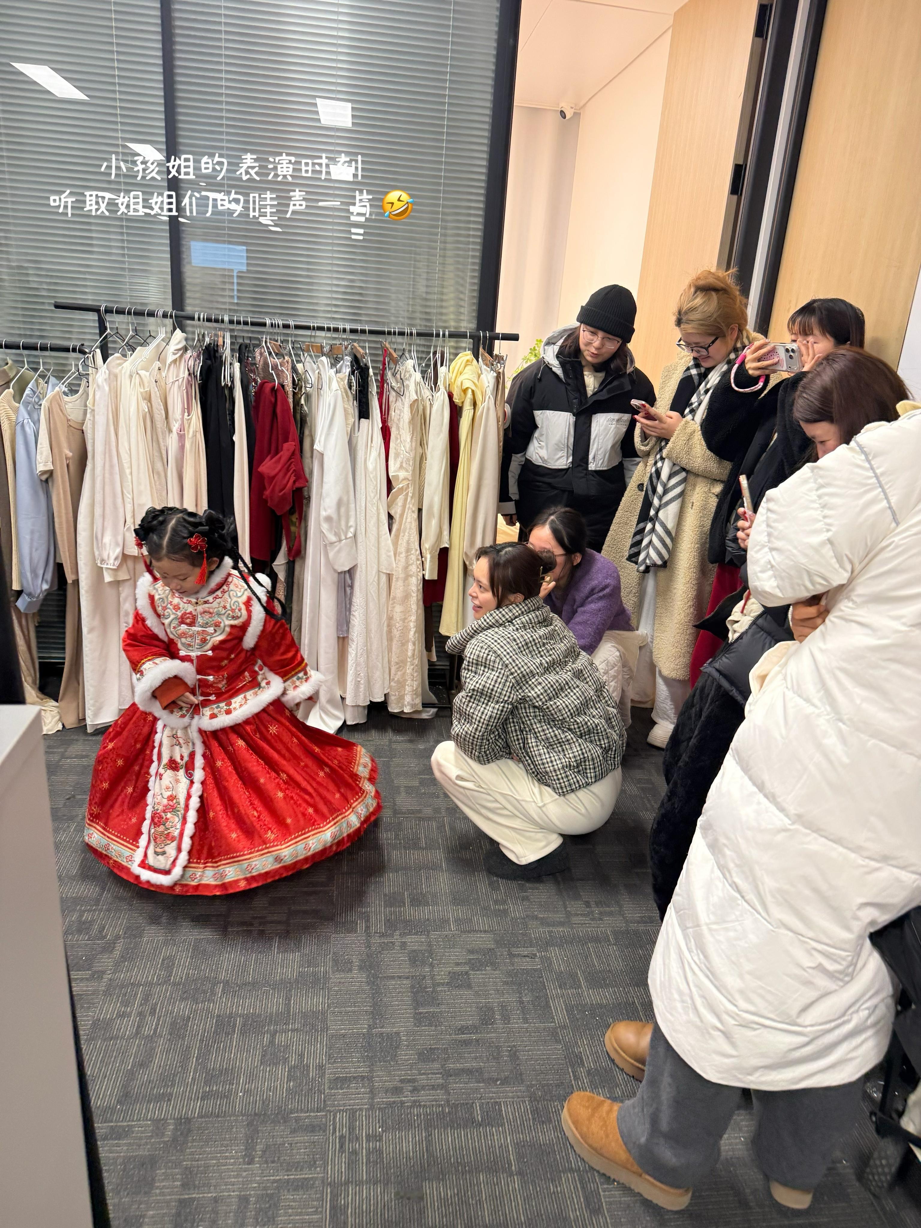 小财神驾到~见者发财 ‼小财神驾到新年穿搭今天给瑶瑶cos了下小财神,真的是好喜