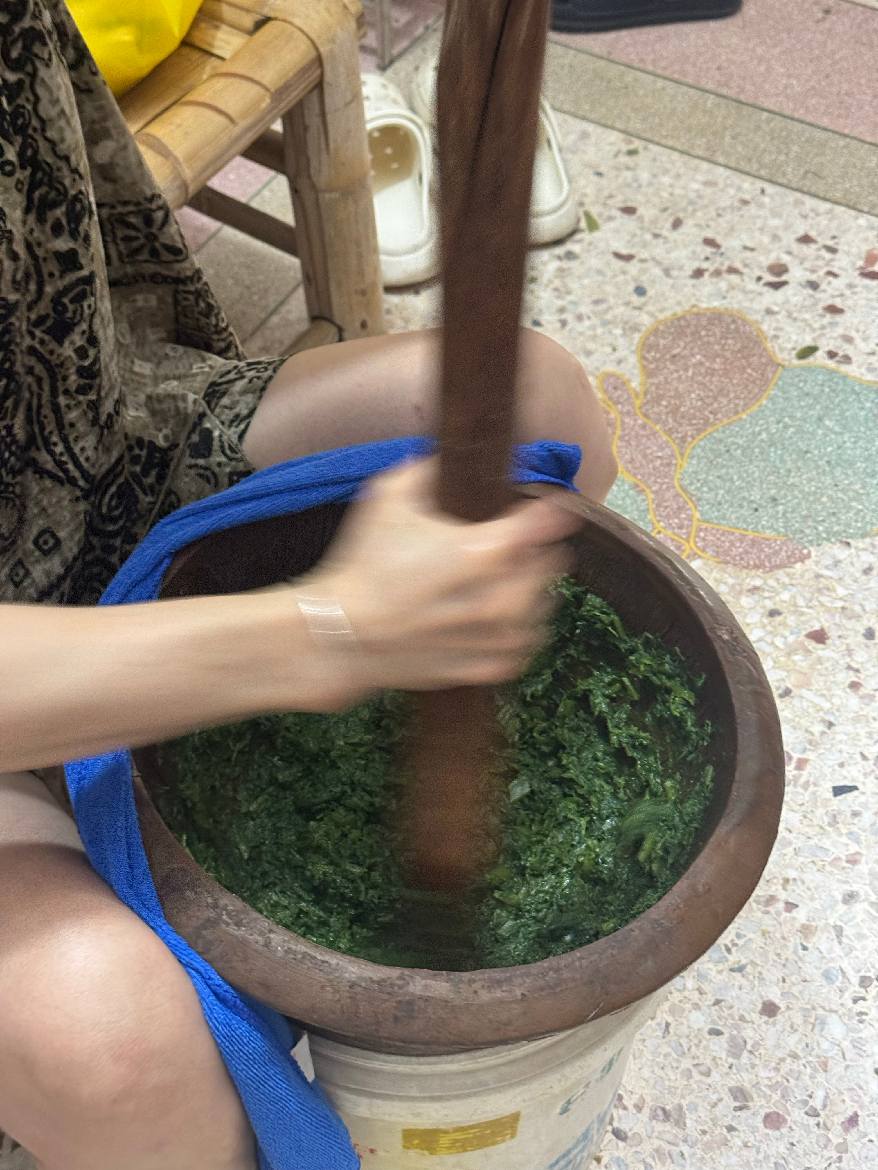 妈耶，没想到擂擂茶这么累，手都擂不动了，换我妈上，擂花生米给我香迷糊了。 