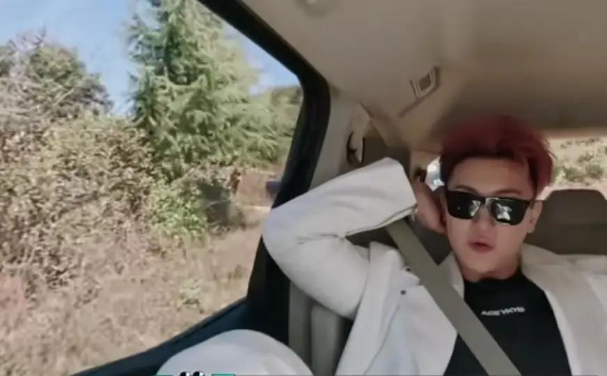 发
 
凌晨三点，他还在和发小抢红包
 
王鹤棣在横店拍戏，收工后第一件事不是回