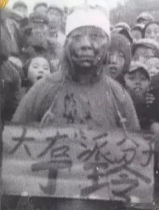 A:你怎么穿成这样？
B：打扰了。我出去。 ​