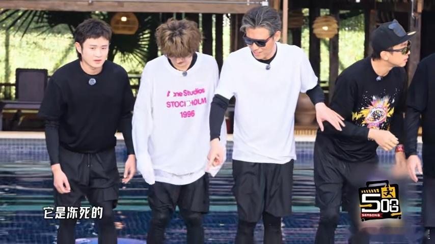 邓超鹿晗一方有难八方添乱 邓超鹿晗你们俩是来捣乱的吧😂 平衡木换位置本就够棘手