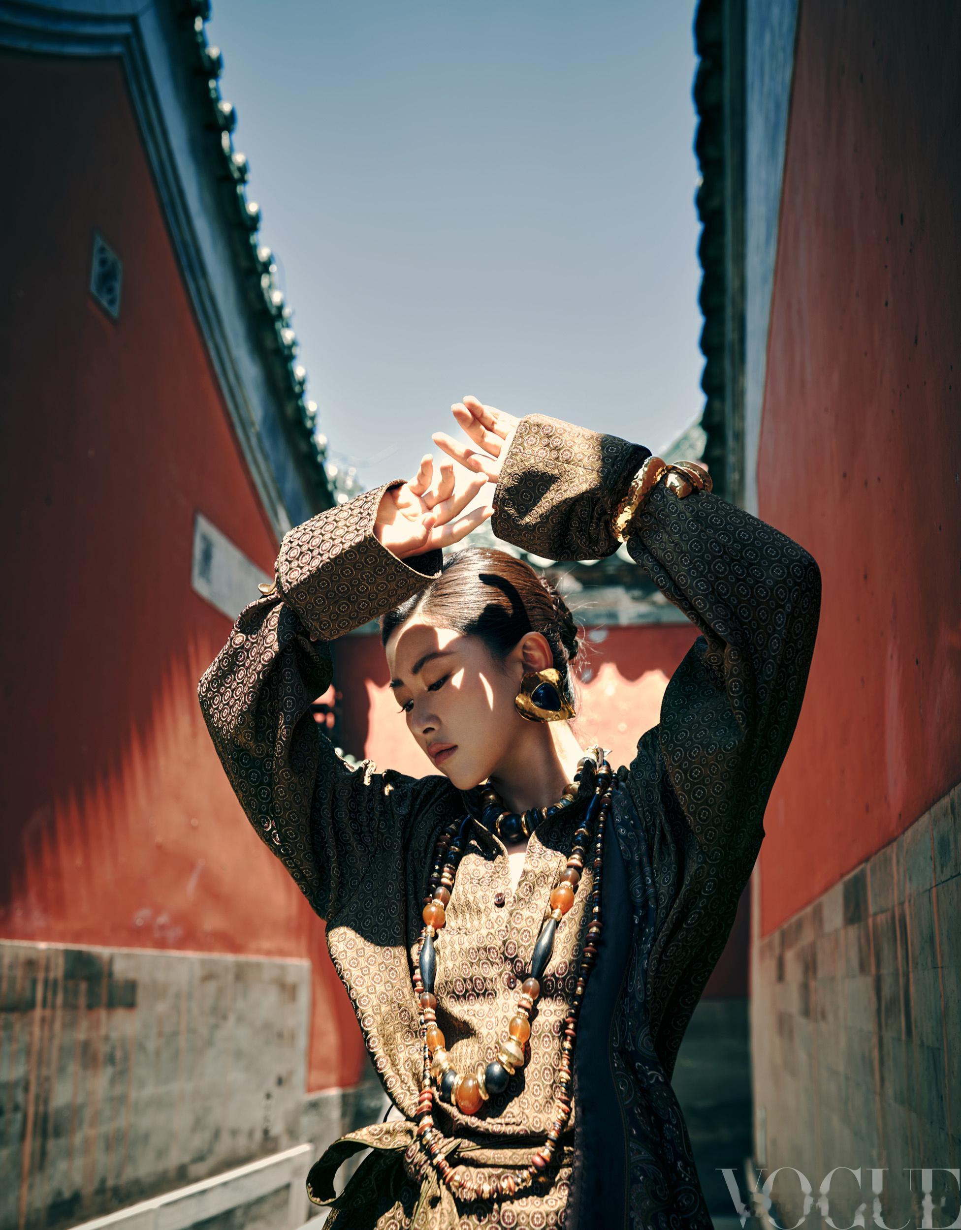 VOGUE拍出了朱珠北京大妞的局气 朱珠这组VOGUE大片真的是展现了她的时尚霸