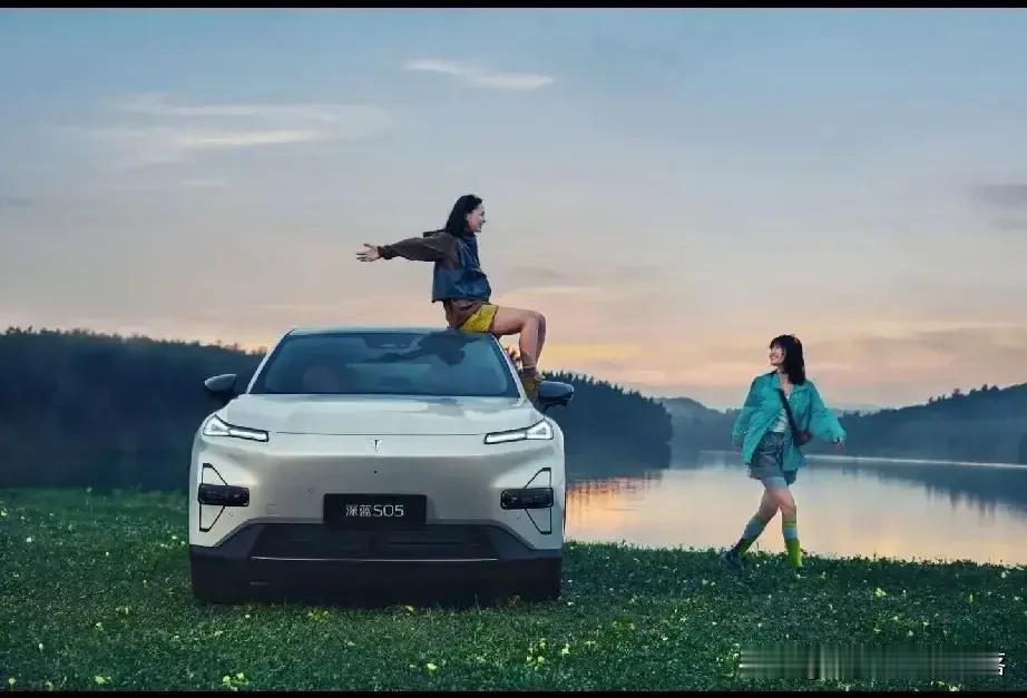 在城市的脉络里，轻盈的步伐跃动，
深蓝S05，如晨曦中的一抹清风。
尺寸傲视群雄