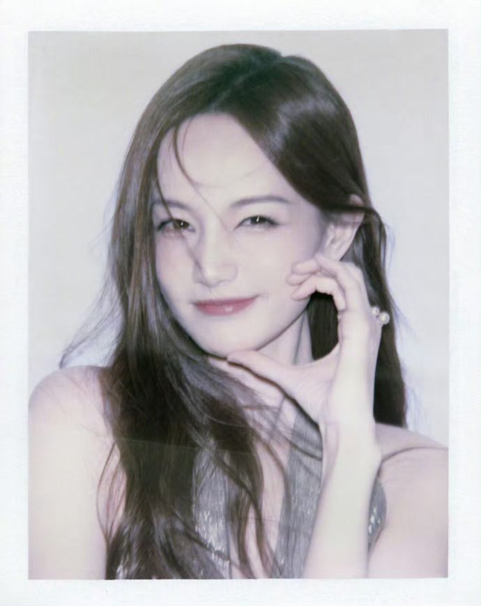 李一桐拍了撕拉片，表情灵动呢[哇] ​​​