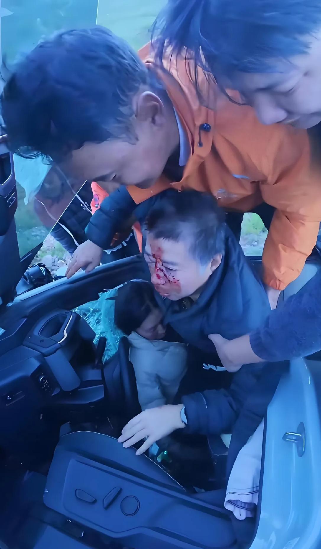 泪目了！一个在西藏自驾游的男子在孜珠寺刷牙，突然看到一辆越野车坠崖了！
 
这事