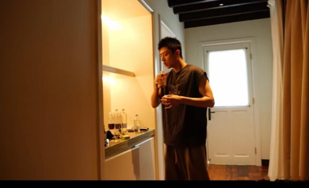 #陈靖可在秋天想冬天#陈靖可在秋天的时候想着冬天，这份特别的思绪很吸引人。他的敬