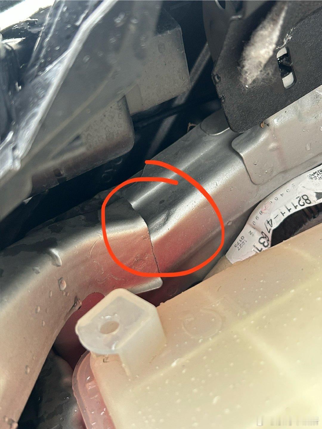 今天去帮朋友看了一辆 Prius Alpha。车子整体看起来还挺顺眼的，漆膜仪测