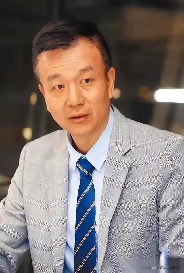 近日， 时政评论员于北辰因一段爆梗发言火速登上热搜。他在直播节目中坦言：“解放军