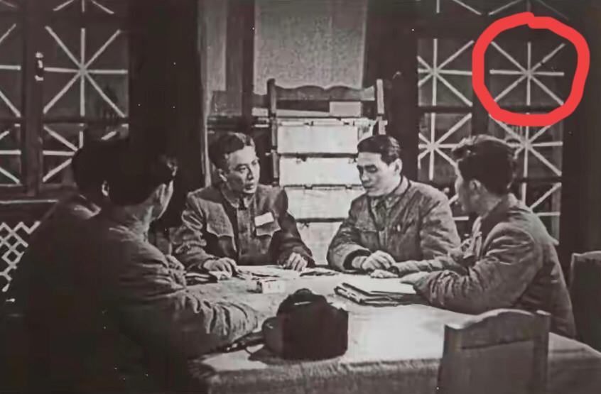 这是电影《铁道卫士》中的一剧照。
办公室内的门玻璃上都贴上了一个"米"字。现在的