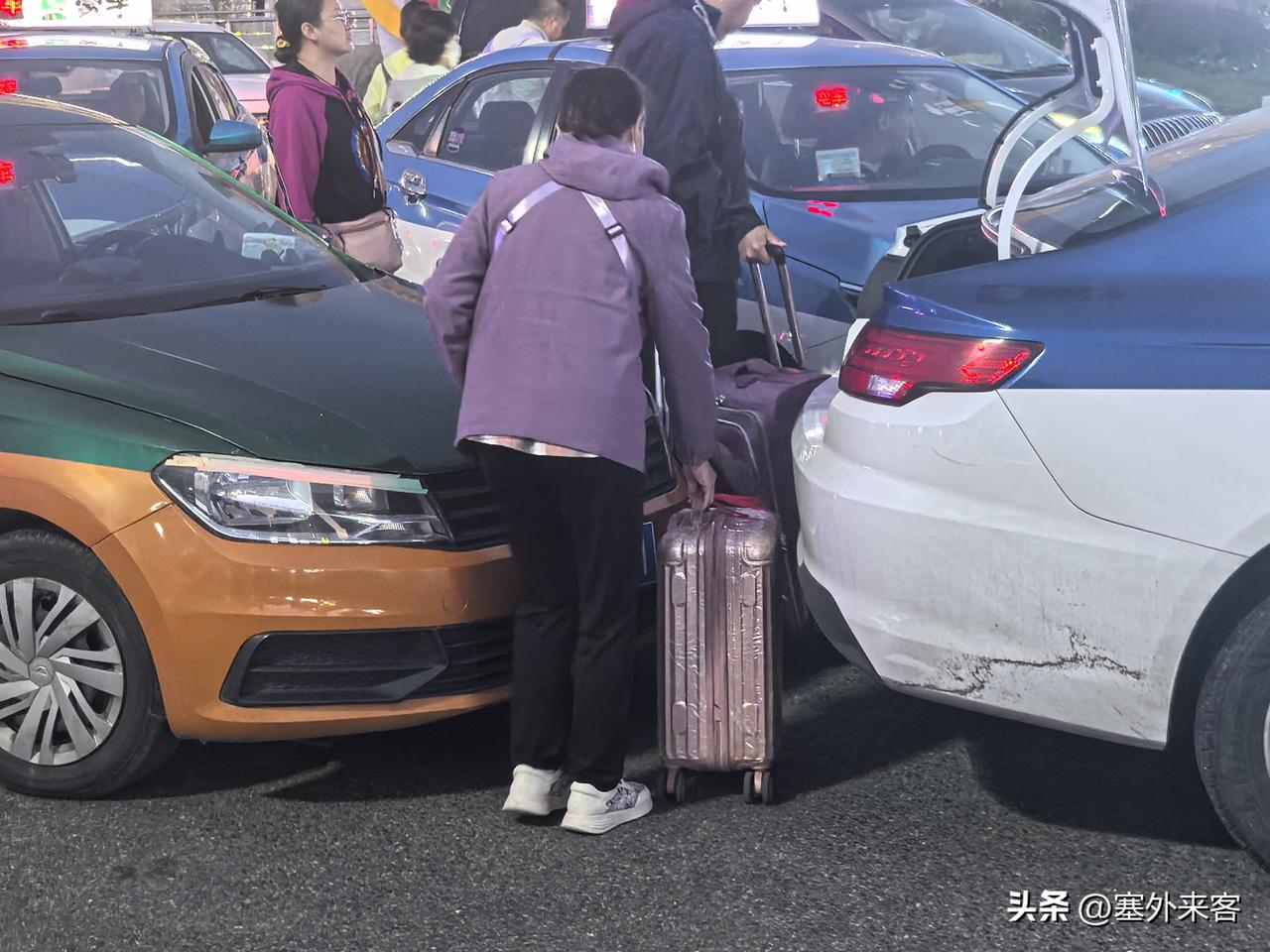 呼市火车站的出租车司机达成了一个默契，前后车辆紧紧挨着停，过一个皮箱是很难的，对