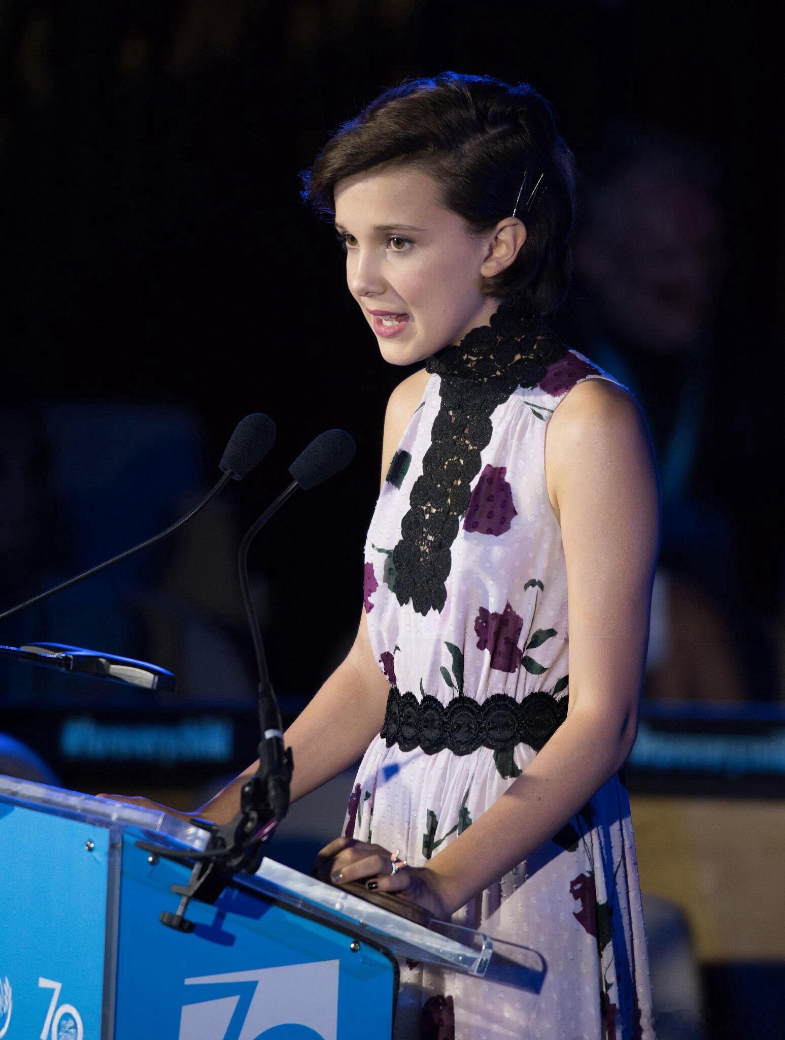 2016年《怪奇物语》小11扮演者Millie Bobby Brown受邀主持联