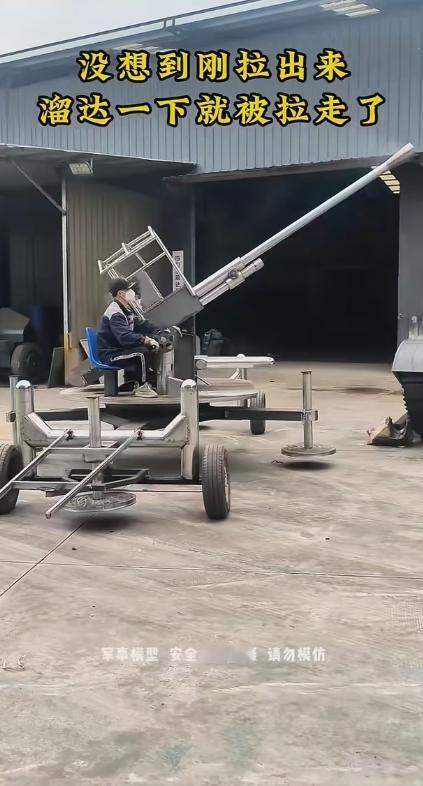 千万不能让‘返乡滞乡’农民闲下来，好奇心驱动焊接军事武器模型是不可取的！
最近发