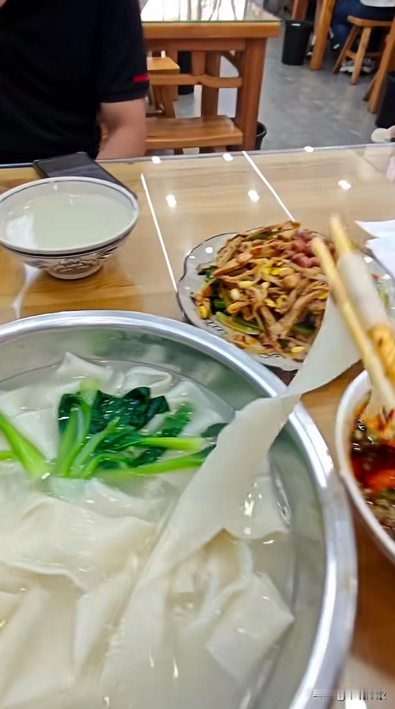 作为一个南方人表示，西安的面 真是绝了！来了三天 已经完全被西安的面食所征服！大